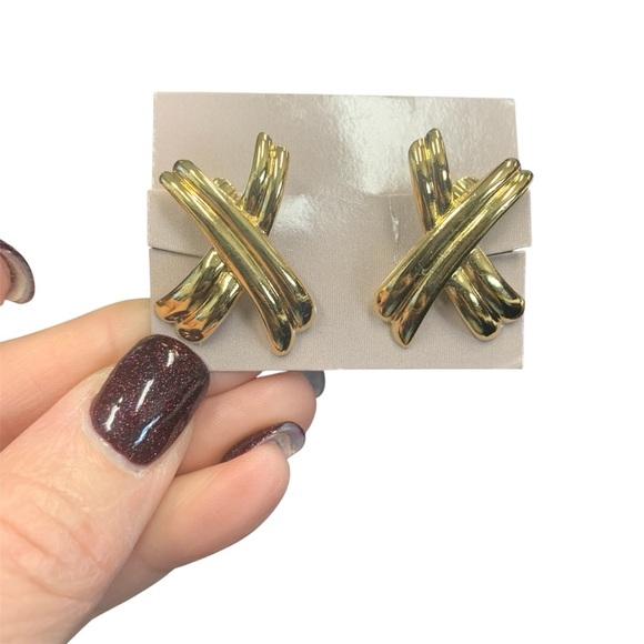 Avon Jewelry - Avon “Dramatic Kiss” Gold tone Women's clip  Earrings. NIB 1989